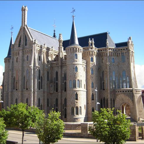 El Palacio Episcopal, obra de Antonio Gaudí. 