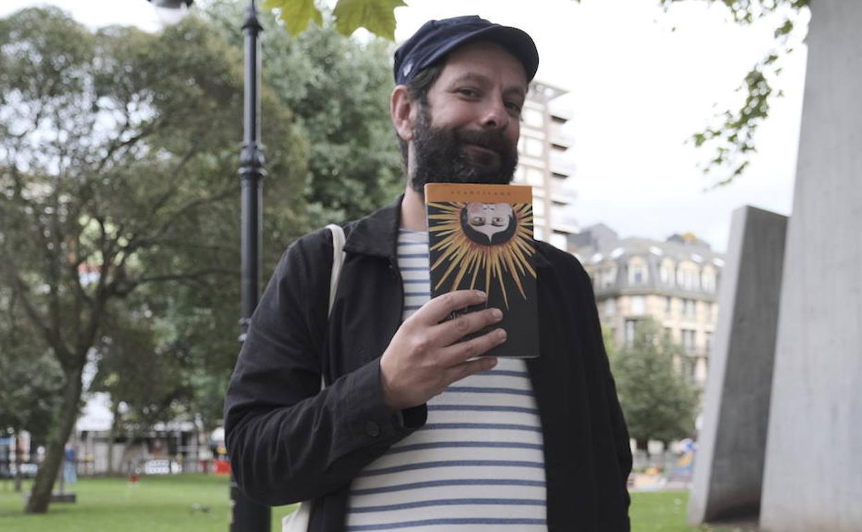 Manuel Astur con su novela 'San, el libro de los milagros', en la Feria del Libro de Gijón.