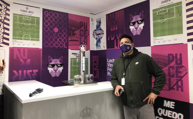 El presidente del Real Valladolid, Ronaldo Nazario, posa junto a una barra instalada en la zona de oficinas.