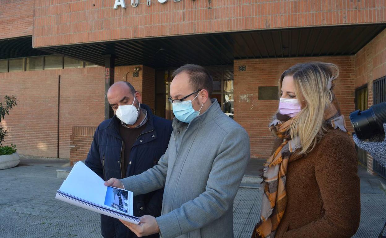 Ramón Sastre, Marcos Iglesias y Beatriz Jorge observan el proyecto de reforma de la estación. 