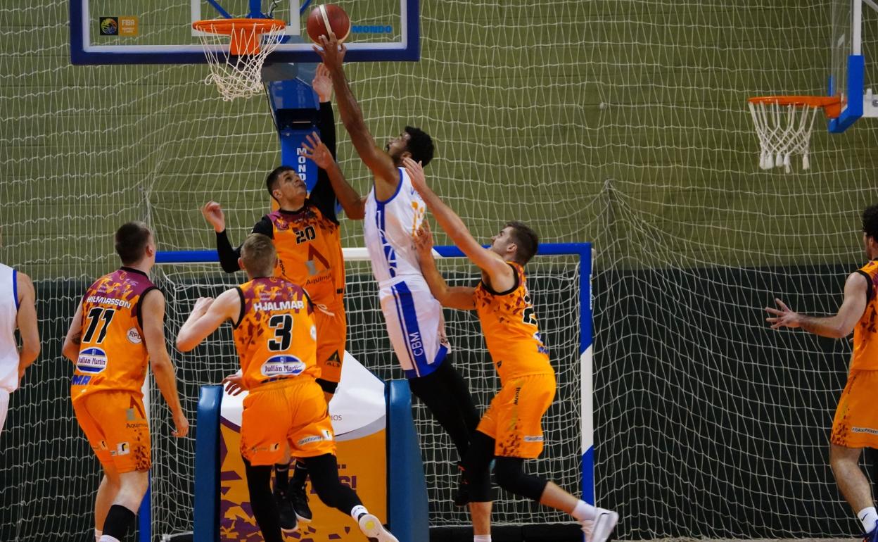 Una acción del partido entre el Aquimisa y el CB Marbella. 