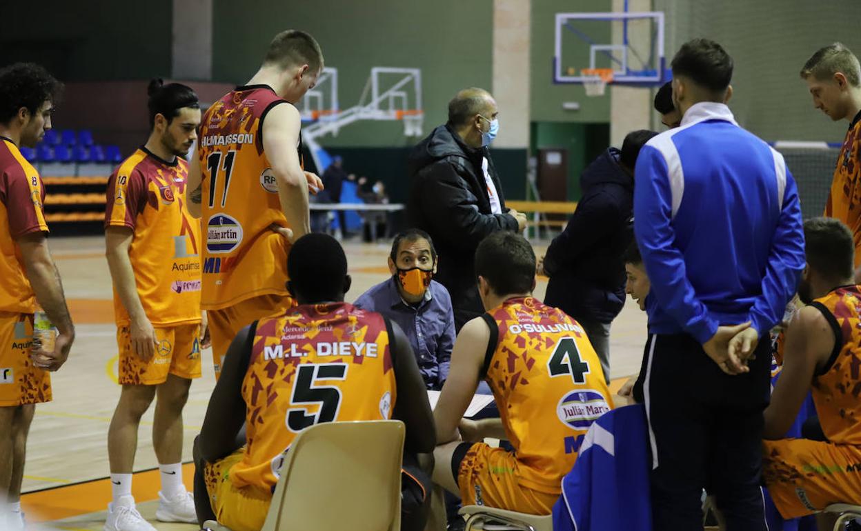 Los jugadores del Aquimisa Carbajosa escuchan a su técnico en un tiempo muerto. 
