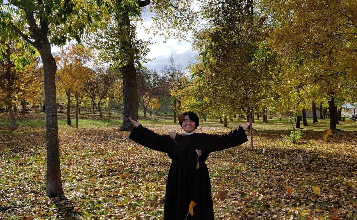 La hermana Fuencisla de la Misericordia de Dios en la pradera del Santuario de El Henar..