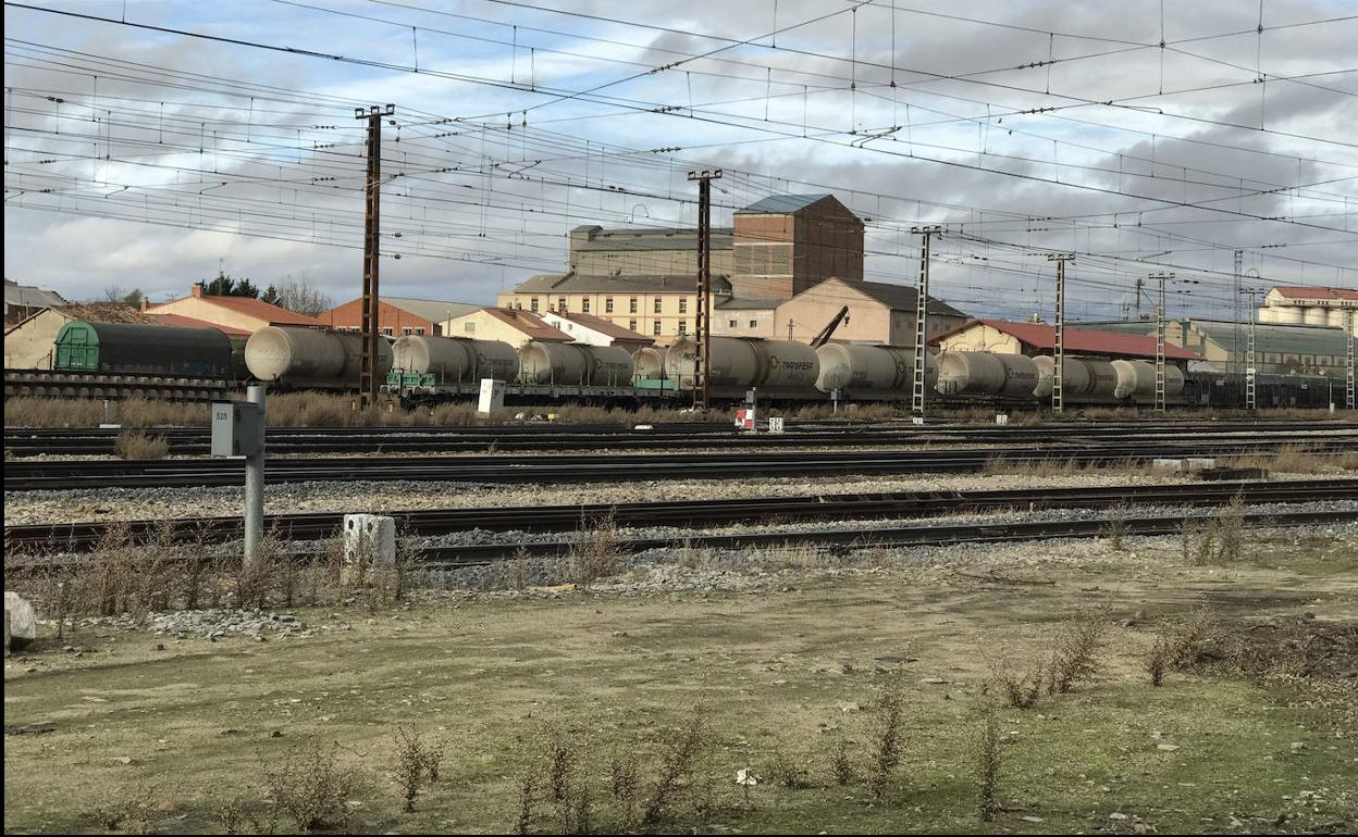 Red ferroviaria a su paso por la estación de Medina del Campo. 