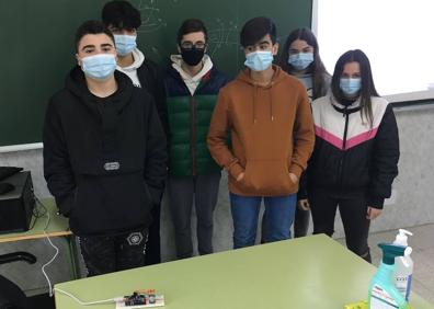 Imagen secundaria 1 - Medidor de CO2 en un aula del instituto Arca Real y debajo, grupos de tercero de Secundaria en El Carmen que han fabricado sus medidores de CO2 en clase de robótica. 