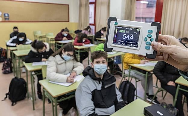 Imagen principal - Medidor de CO2 en un aula del instituto Arca Real y debajo, grupos de tercero de Secundaria en El Carmen que han fabricado sus medidores de CO2 en clase de robótica. 