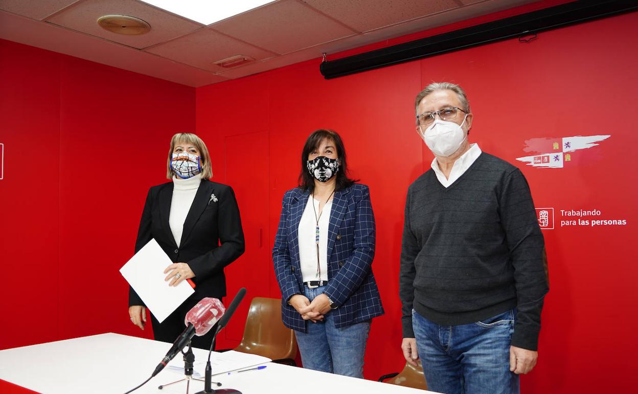 María García, Carmen García y Fidel Fránces. 