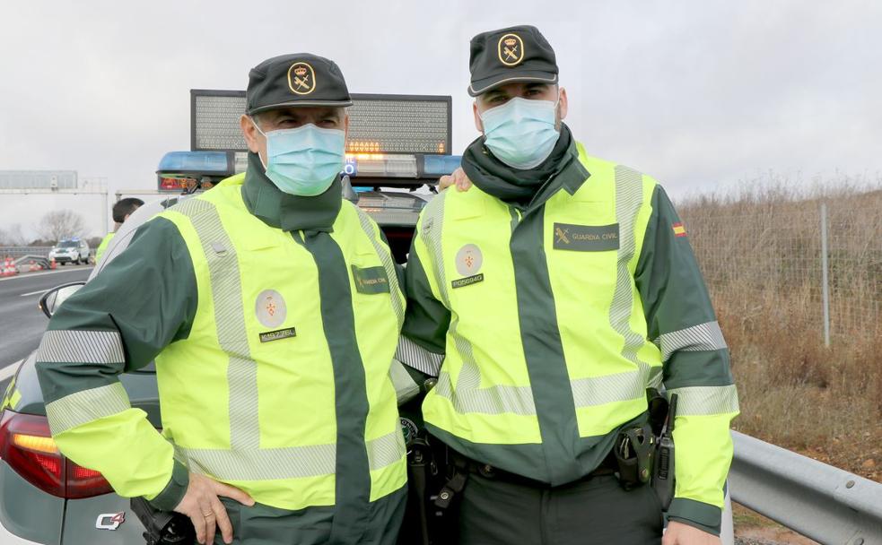 Ángel Fernández, Guardia Civil de Tráfico, instruye a su hijo Diego para que siga sus pasos en el cuerpo. 