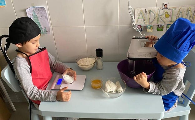 Imagen principal - Izan y Adrián pesan los ingredientes, los mezclan, amasan y hacen las formas de los nevaditos 