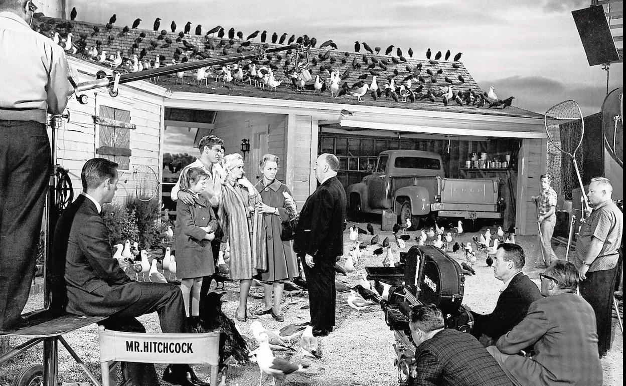 Alfred Hitchcock, en el set de rodaje de 'Los pájaros', dando instrucciones a los actores.