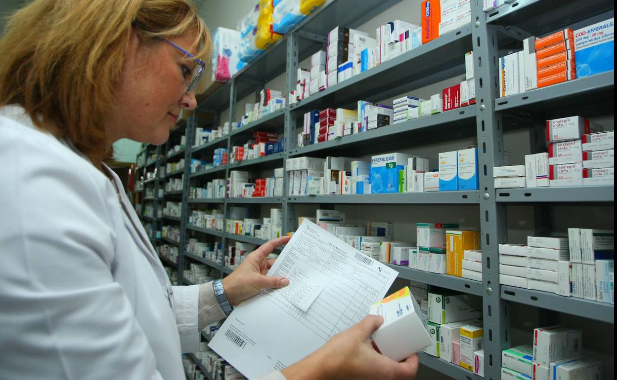 Una farmaceútica prepara los medicamentos de una receta electrónica.