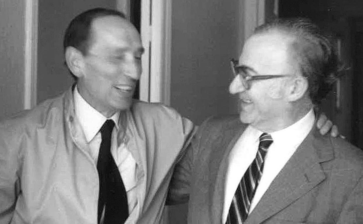 Miguel Delibes y Gonzalo Sobejano en los años sesenta.