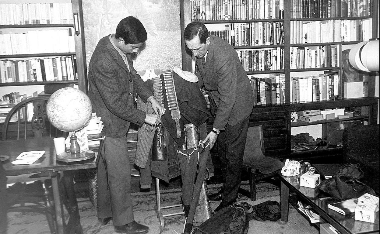 Miguel Delibes, al igual que su personaje Lorenzo del libro 'Diario de un cazador', prepara los trebejos de caza. 