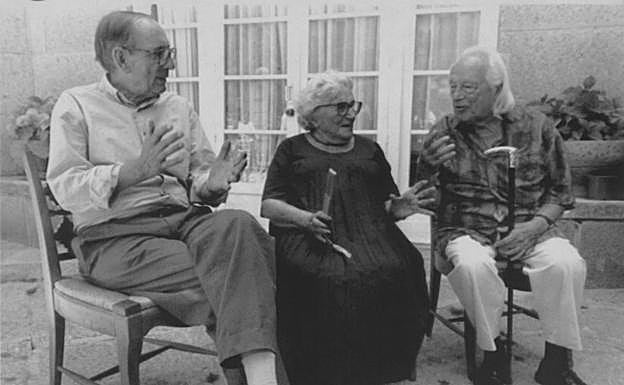Miguel Delibes, Rosa Chacel y Rafael Alberti en los Cursos de Verano de la Universidad Complutense en El Escorial en 1991.