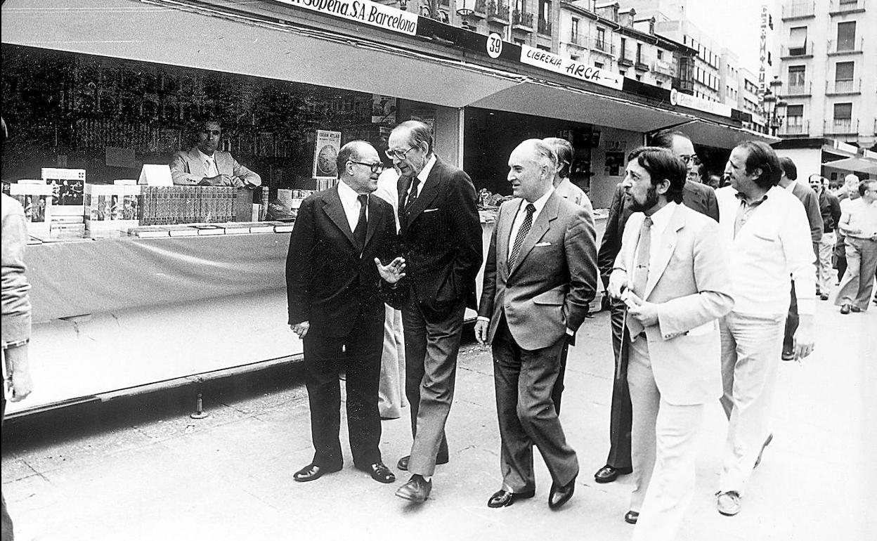 Delibes (segundo por la izquierda) en la Feria del Libro de Valladolid en los años setenta.