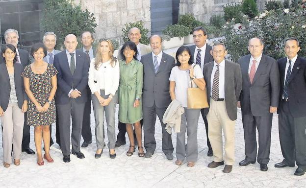 Foto de familia de los asistentes a la primera reunión de la Fundación Miguel Delibes.