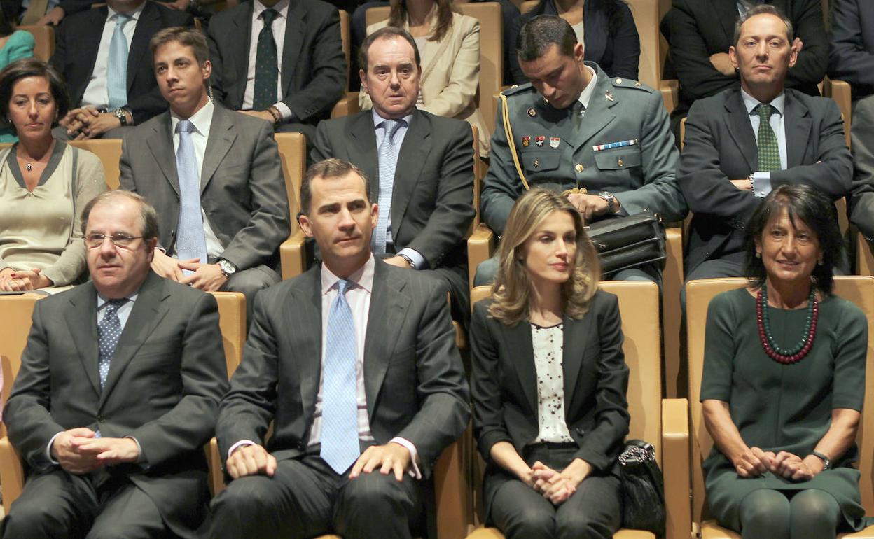 Los entonces Príncipes de Asturias, en primer término en el centro, el 17 de octubre de 2011 en la presentación de la Fundación Miguel Delibes.