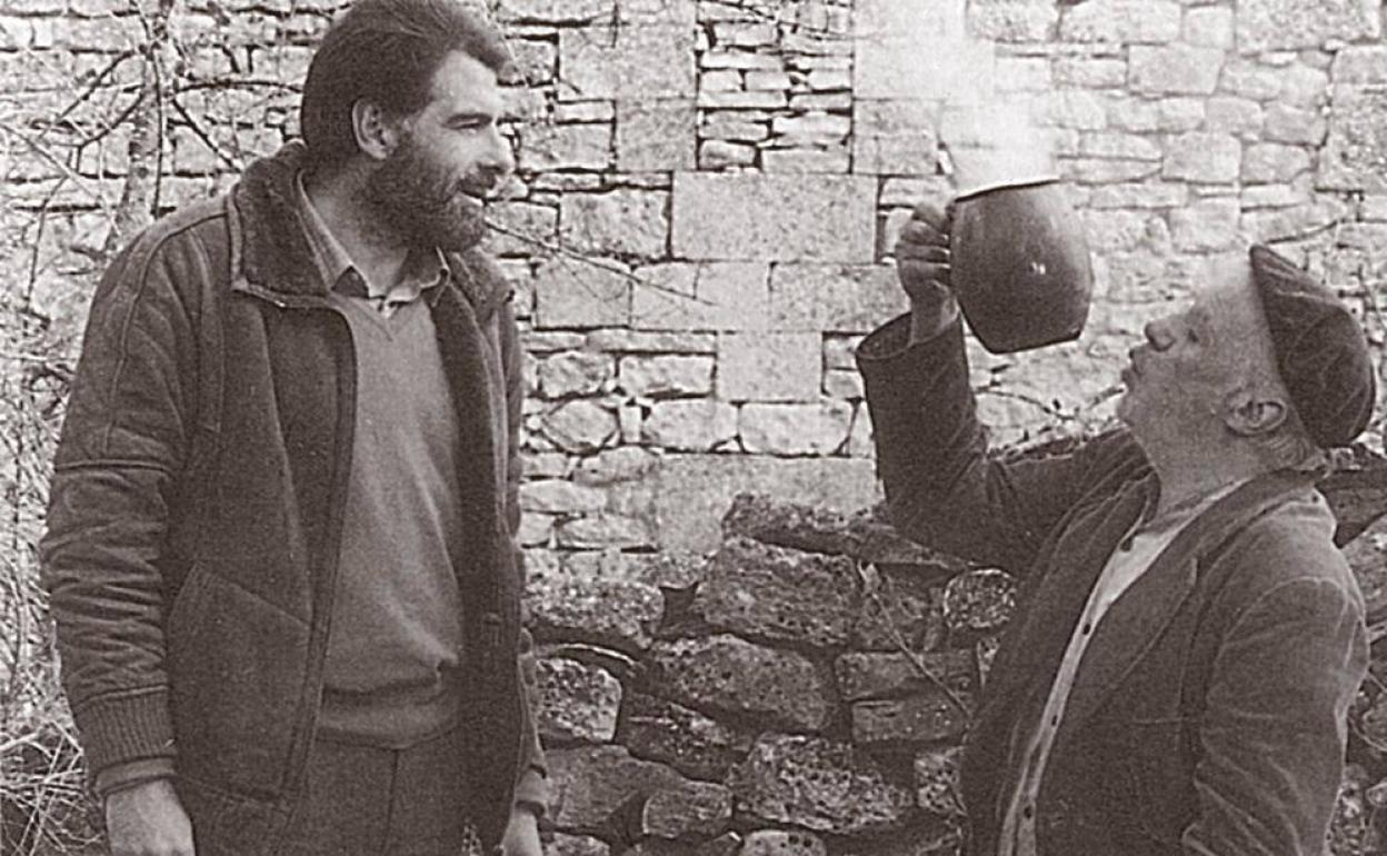 Juan Luis Galiardo y Paco Rabal, en una escena de la adaptación cinematográfica de 'El disputado...', dirigida por Giménez Rico en 1986.