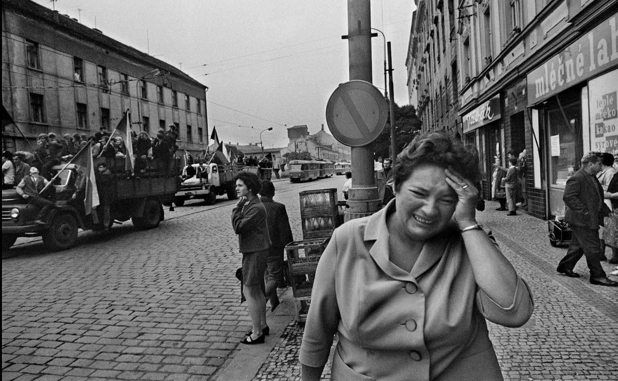 Una ciudadana checa llora al ver las tropas soviéticas invadiendo Praga en 1968.