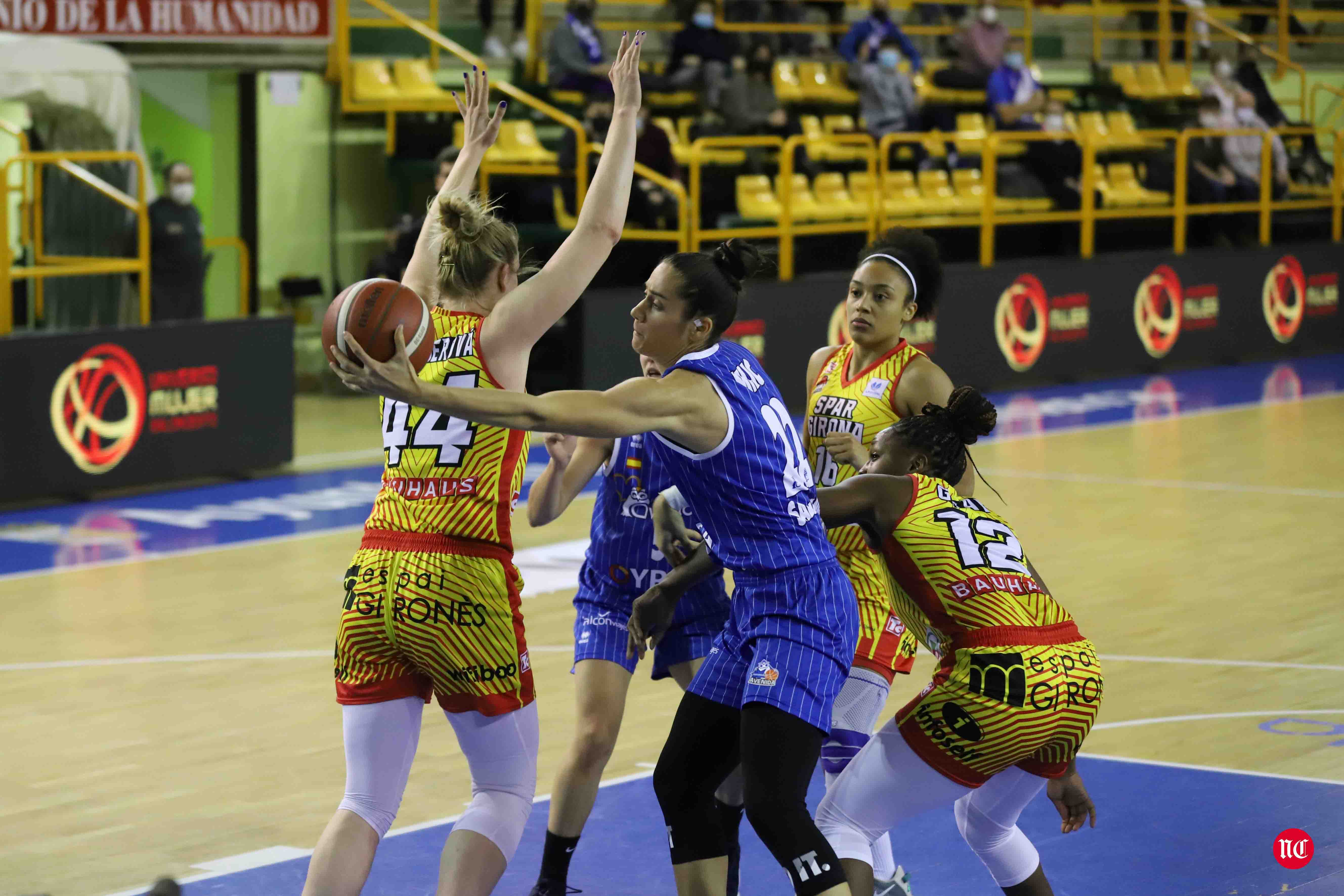 Fotos: El CB Avenida hace pequeño al Girona
