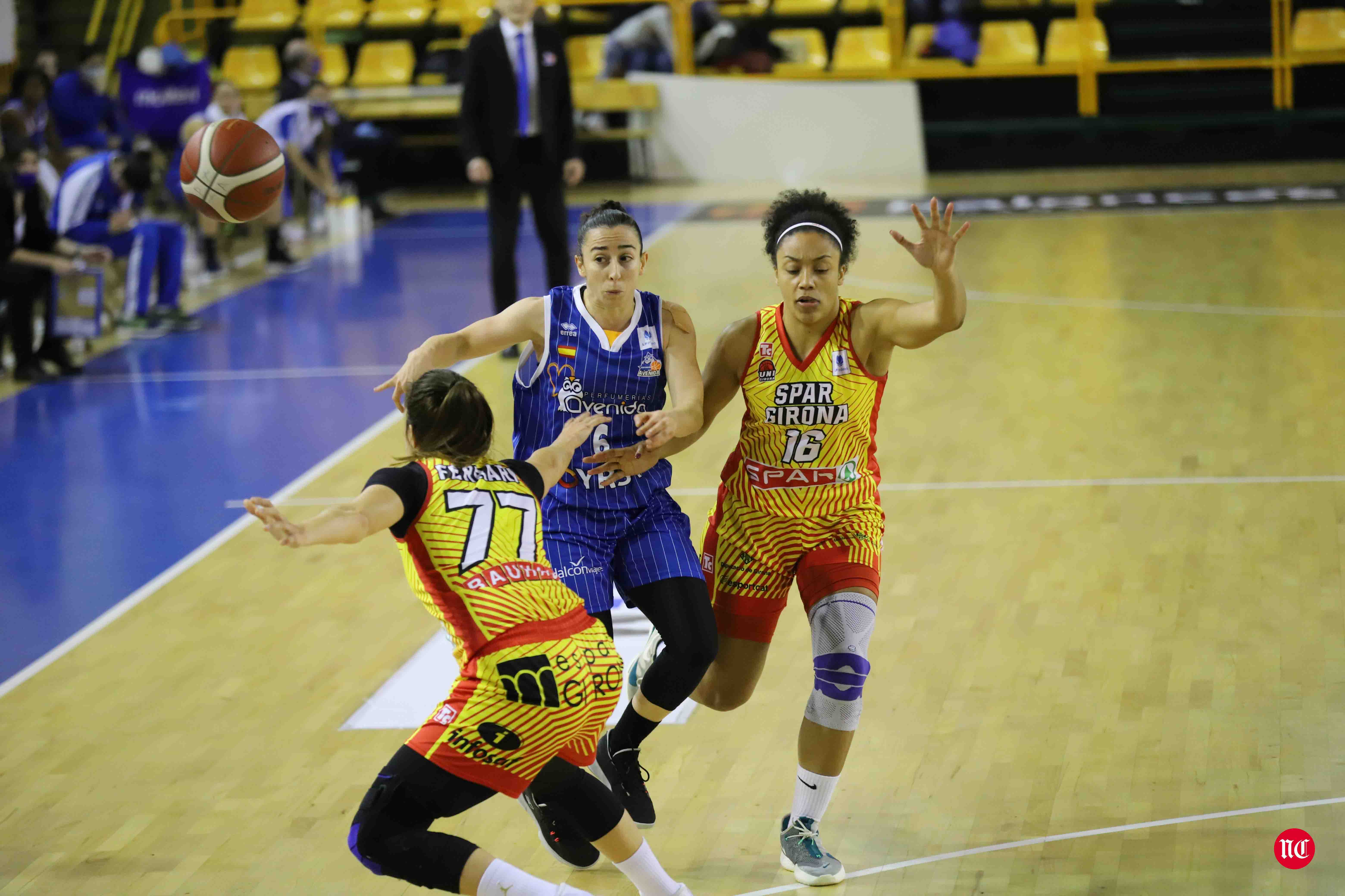 Fotos: El CB Avenida hace pequeño al Girona