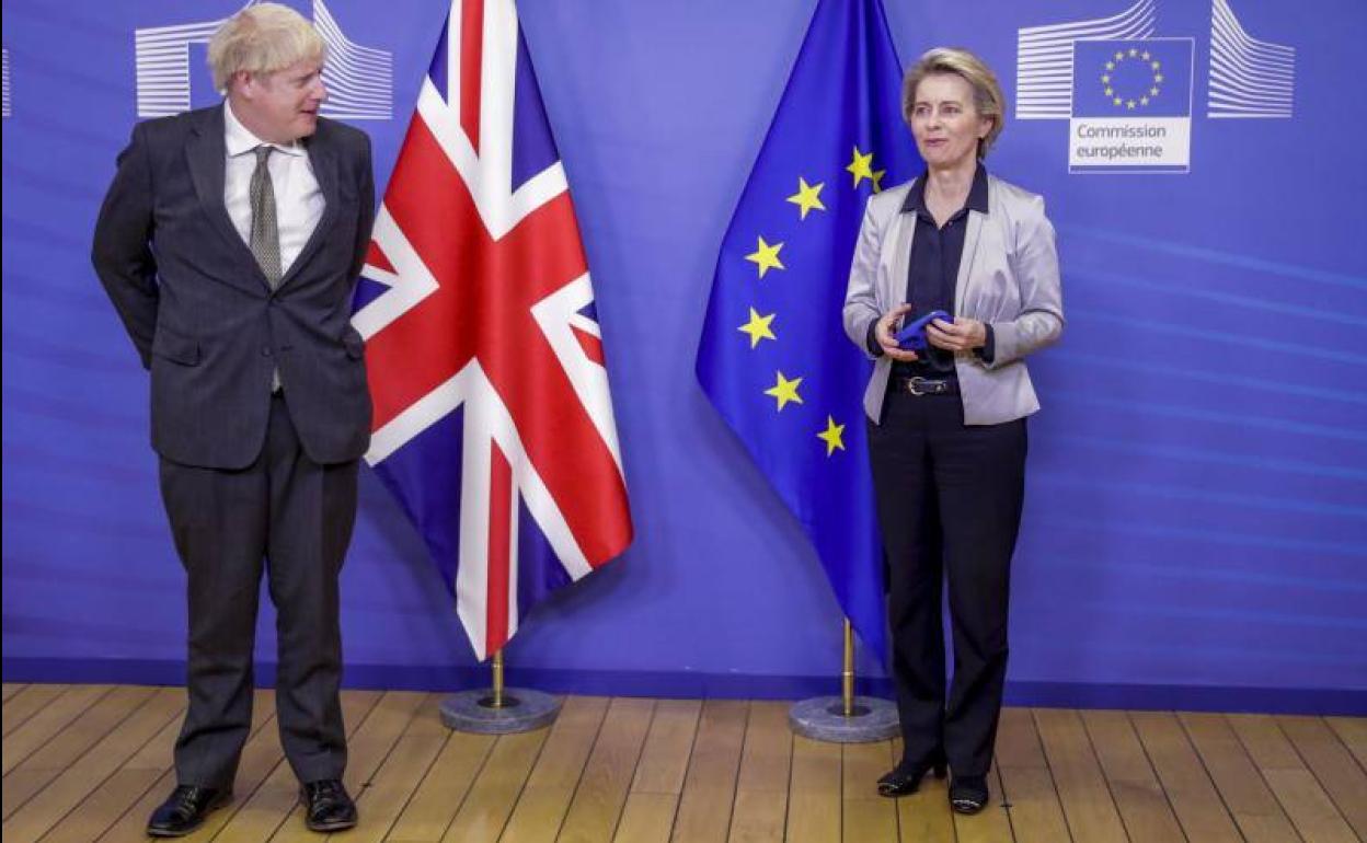Boris Johnson y Ursula von der Leyen, en el reciente encuentro que celebraron en Bruselas para intentar salvar el 'Brexit duro'.
