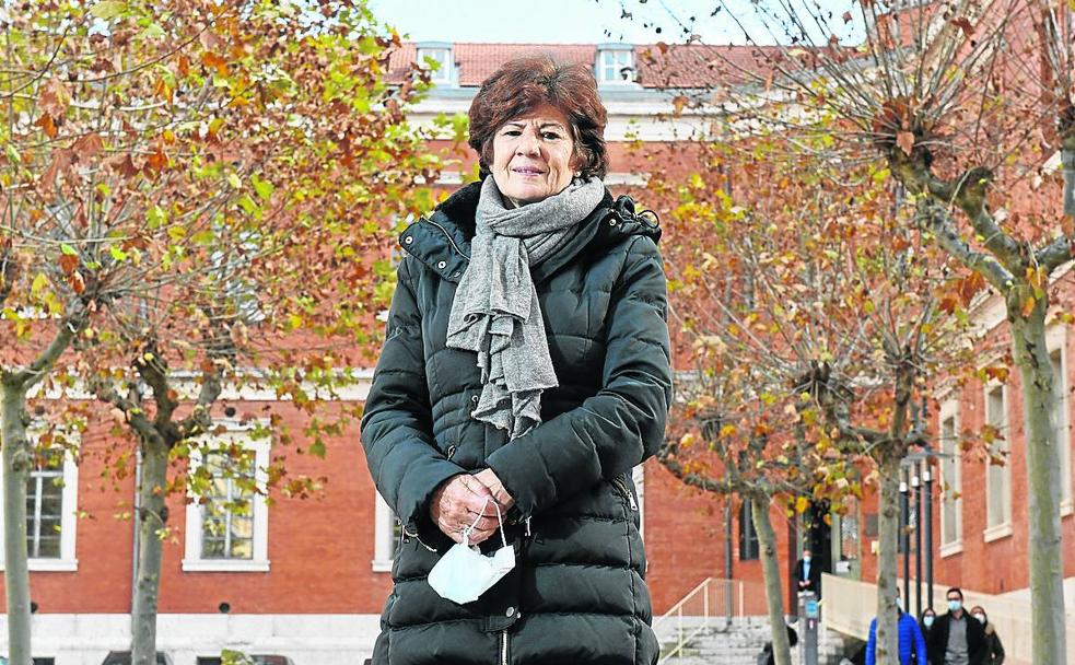 Carmen Blanco posa frente al edificio del Hospital Viejo, donde más años ha trabajado.