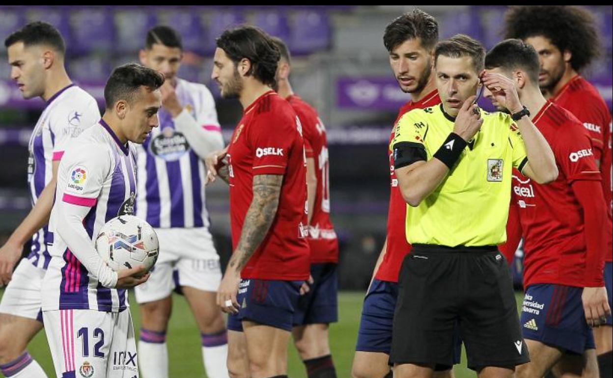Fabián Orellana espera para lanzar el penalti en el último Real Valladolid-Osasuna mientras Cordero Vega consulta con el VAR
