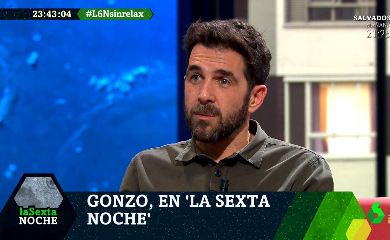 Gonzo durante la entrevista con Iñaki López. 