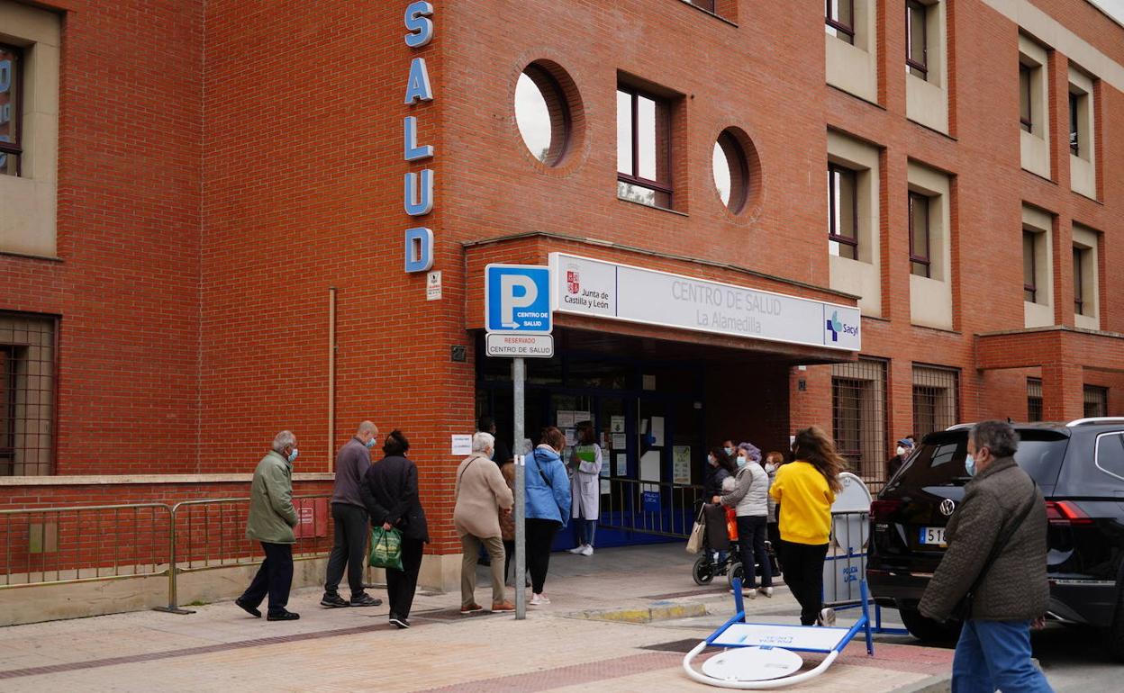 Colas de pacientes a la entrada al centro de salud de La Alamedilla. 