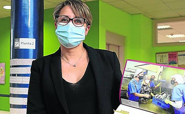 Anabel de Pedro muestra el calendario solidario elaborado. 