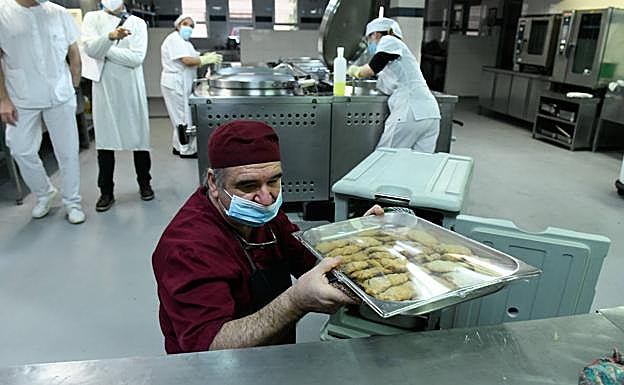 Algunas familias se han quejado de la calidad de la comida, que ahora se reparte en carros térmico por las habitaciones.