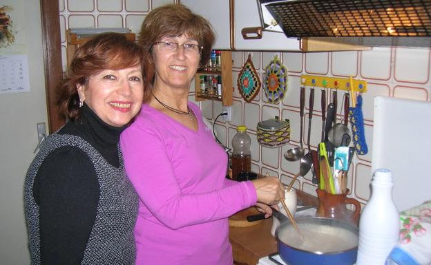 Dos socias del Banco del Tiempo en un taller de cocina desarrollado en la casa de una de ellas, realizado años atrás.