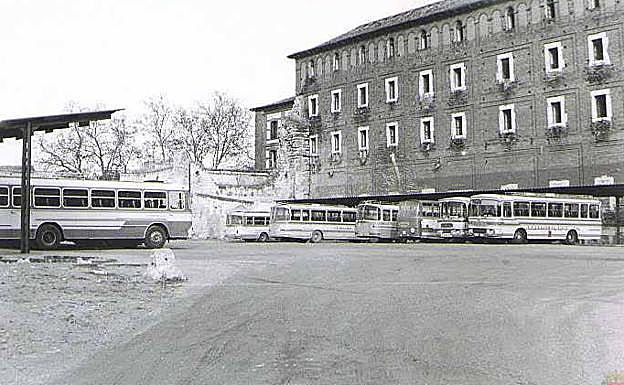 Estación provisional de autobuses en el descampado trasero del Monasterio de San Benito, hoy Museo de Arte Contemporáneo Patio Herreriano.
