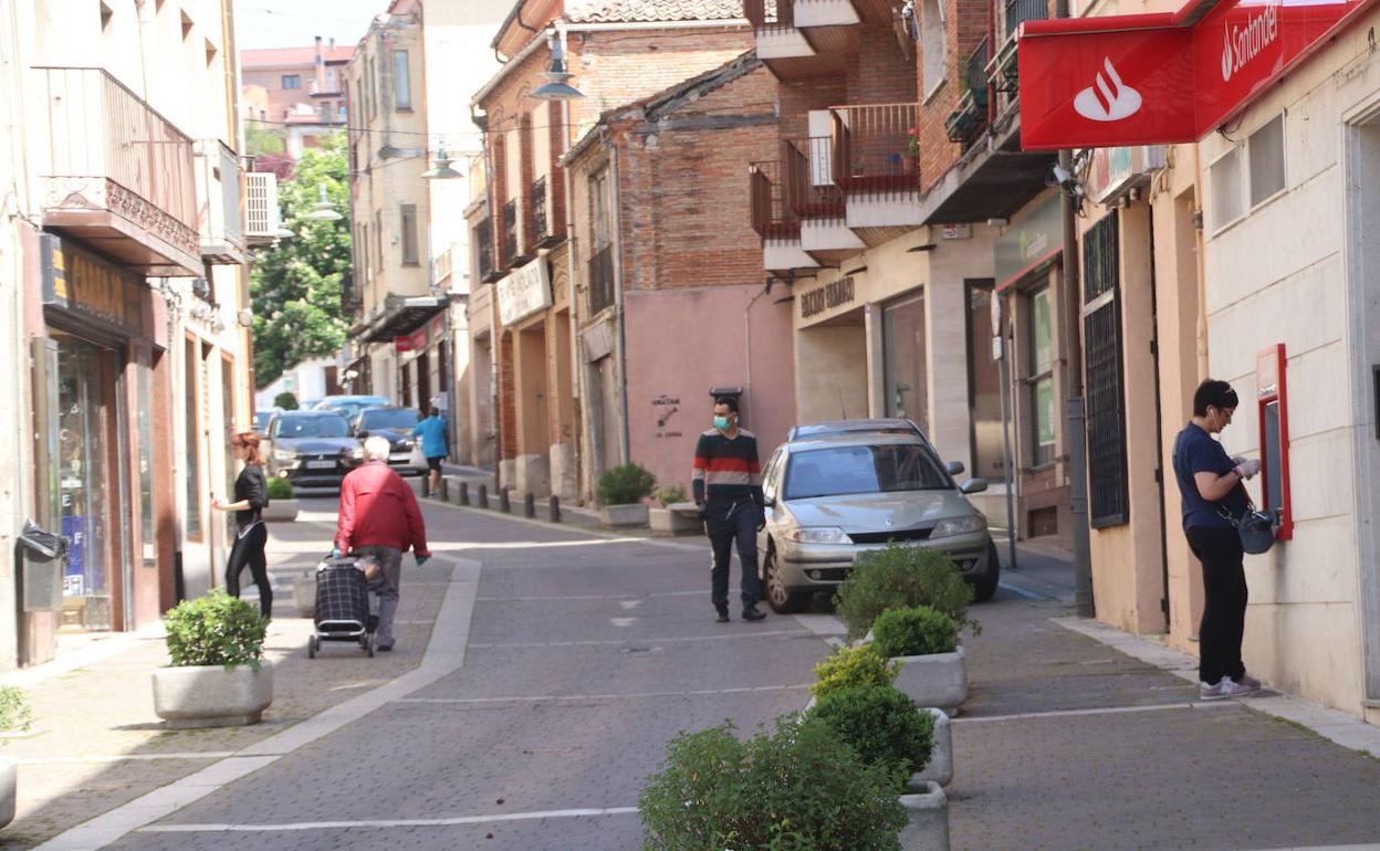 Vecinos en una calle de Cuéllar. 
