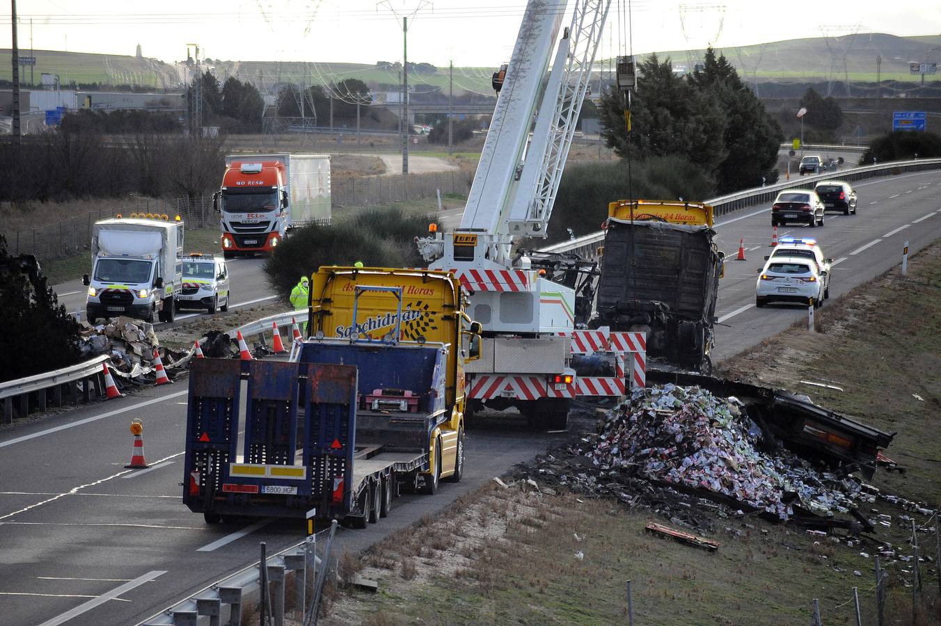 Un accidente de tráfico entre dos camiones en el kilómetro 151 de la A-6 (Autovía del Noroeste) en sentido Madrid, en Medina del Campo, ha deja un herido grave y los dos camiones accidentados calcinados por las llamas.