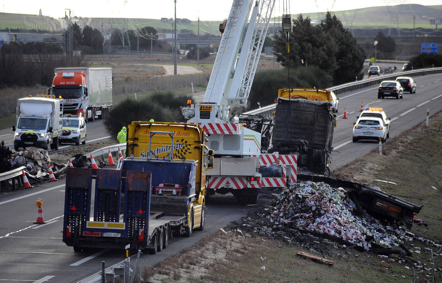 Un accidente de tráfico entre dos camiones en el kilómetro 151 de la A-6 (Autovía del Noroeste) en sentido Madrid, en Medina del Campo, ha deja un herido grave y los dos camiones accidentados calcinados por las llamas.