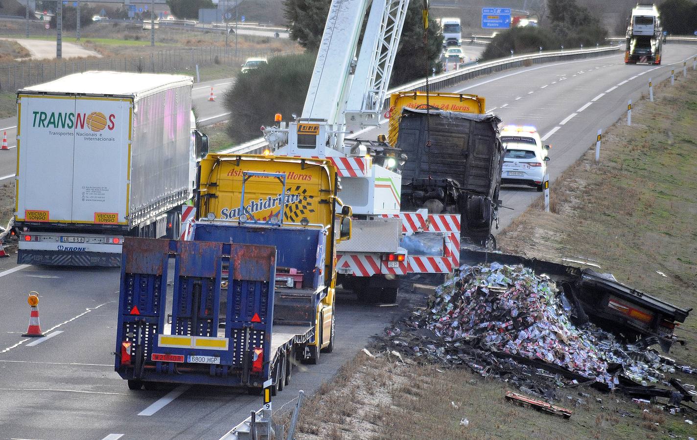 Un accidente de tráfico entre dos camiones en el kilómetro 151 de la A-6 (Autovía del Noroeste) en sentido Madrid, en Medina del Campo, ha deja un herido grave y los dos camiones accidentados calcinados por las llamas.