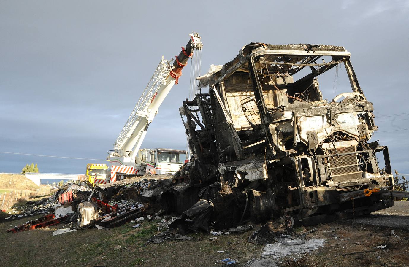 Un accidente de tráfico entre dos camiones en el kilómetro 151 de la A-6 (Autovía del Noroeste) en sentido Madrid, en Medina del Campo, ha deja un herido grave y los dos camiones accidentados calcinados por las llamas.