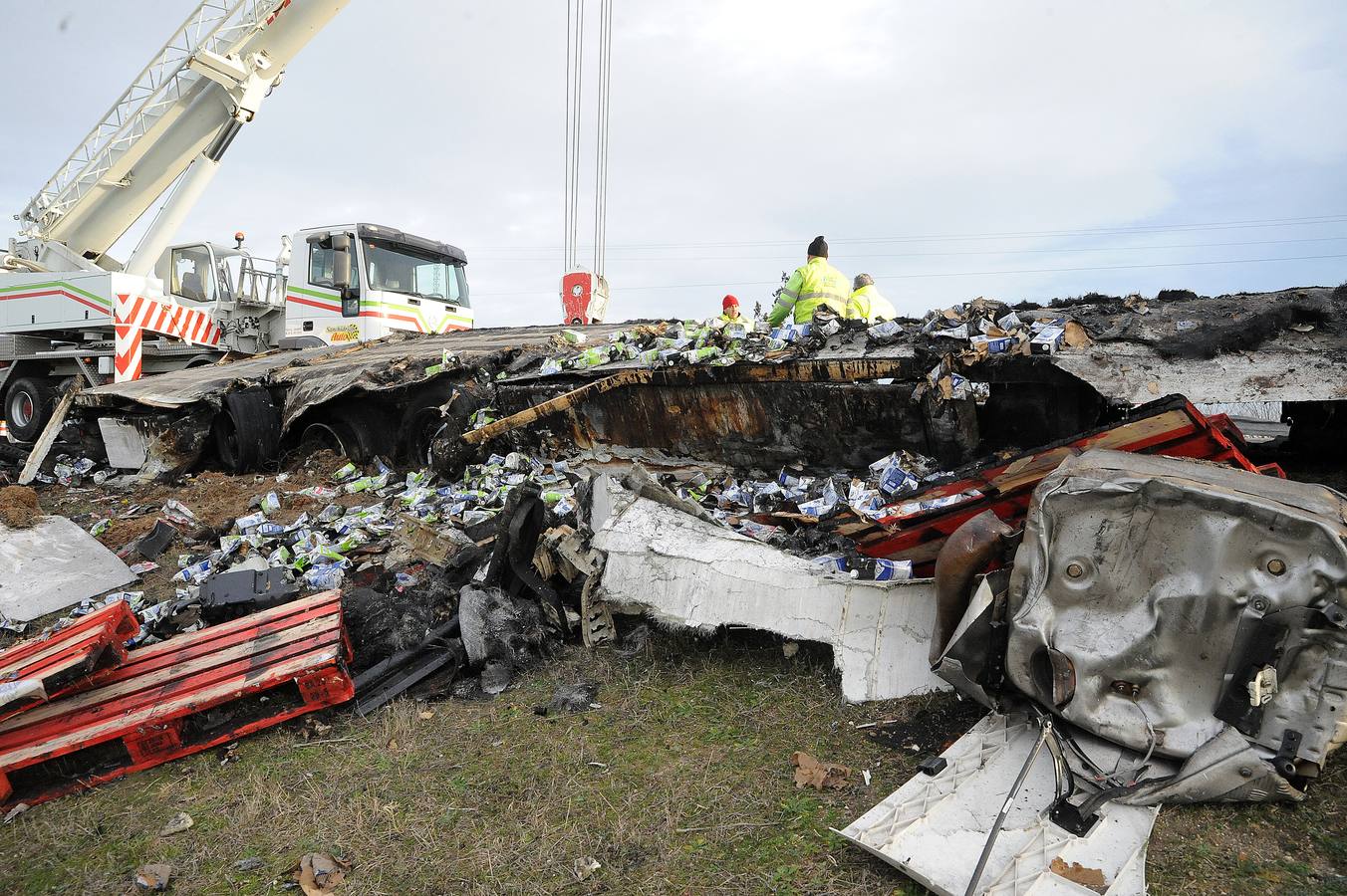 Un accidente de tráfico entre dos camiones en el kilómetro 151 de la A-6 (Autovía del Noroeste) en sentido Madrid, en Medina del Campo, ha deja un herido grave y los dos camiones accidentados calcinados por las llamas.