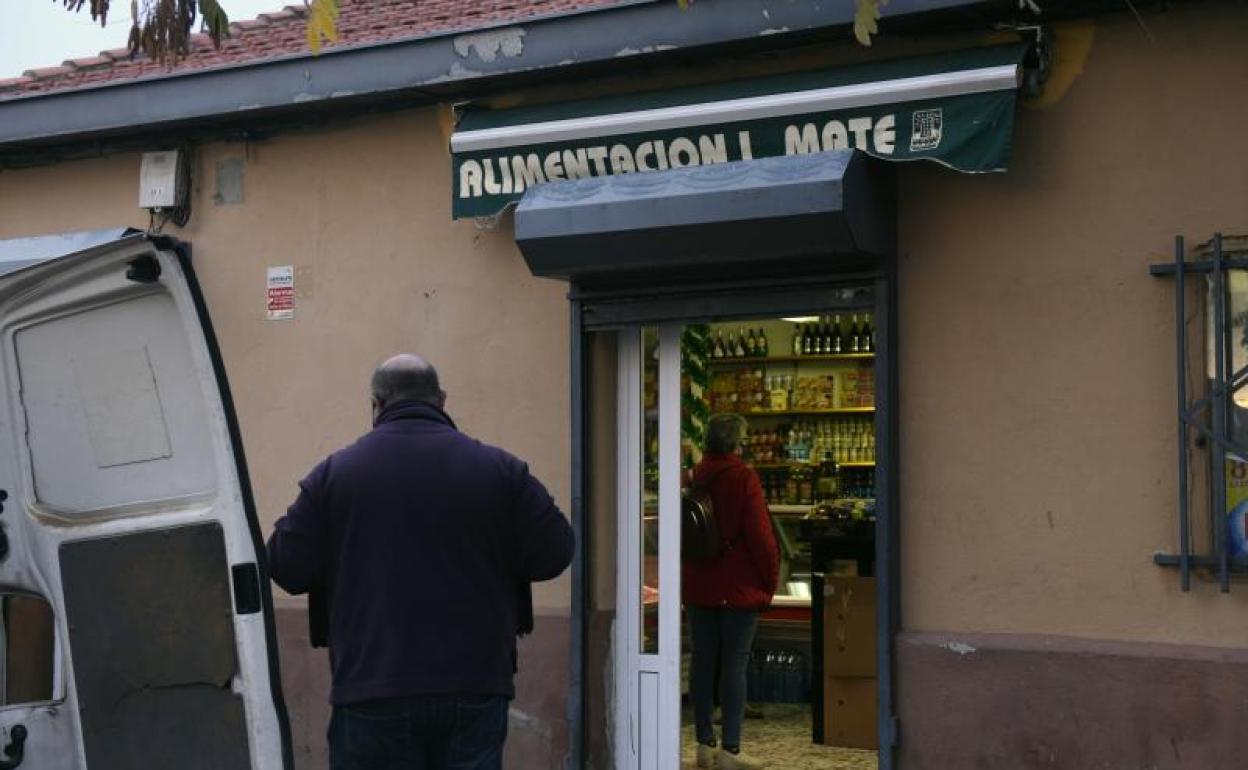 Tienda atracada en la calle Monegros de Valladolid.