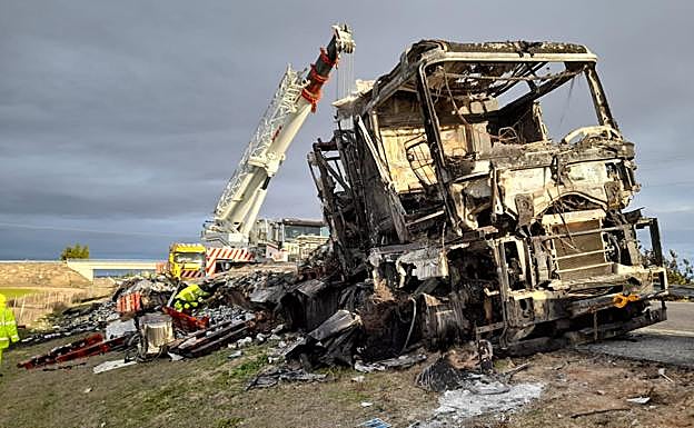 Estado en el que ha quedado uno de los dos camiones calcinados.