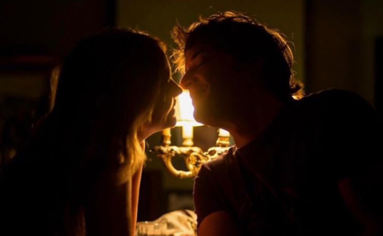 Imagen de Jordi Cruz y Rebecca Lima, a punto de besarse. 