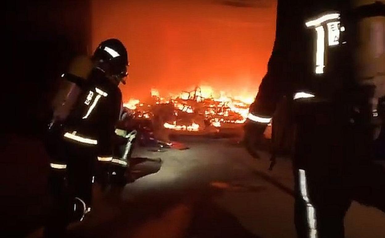 Bomberos León interviniendo en el lugar del incendio.