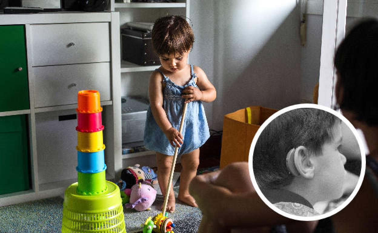 Una niña jugando. A la derecha, un niño pequeño con un audífono.