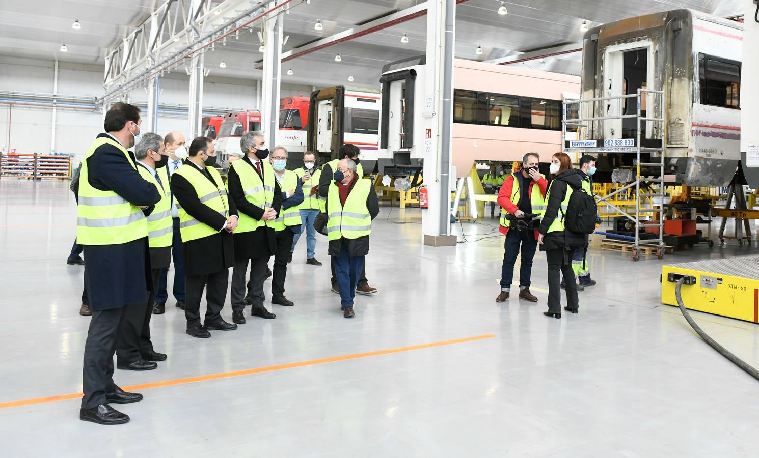 Fotos: El ministro José Luis Ábalos visita los talleres de Renfe del Páramo de San Isidro en Valladolid