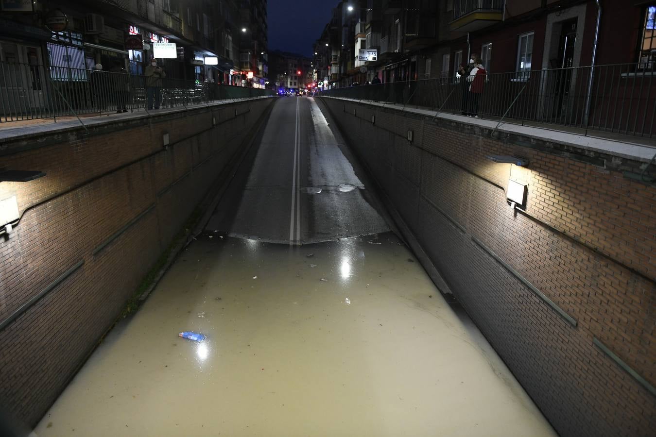 Fotos: El reventón de una tubería inunda el túnel de Vadillos de Valladolid