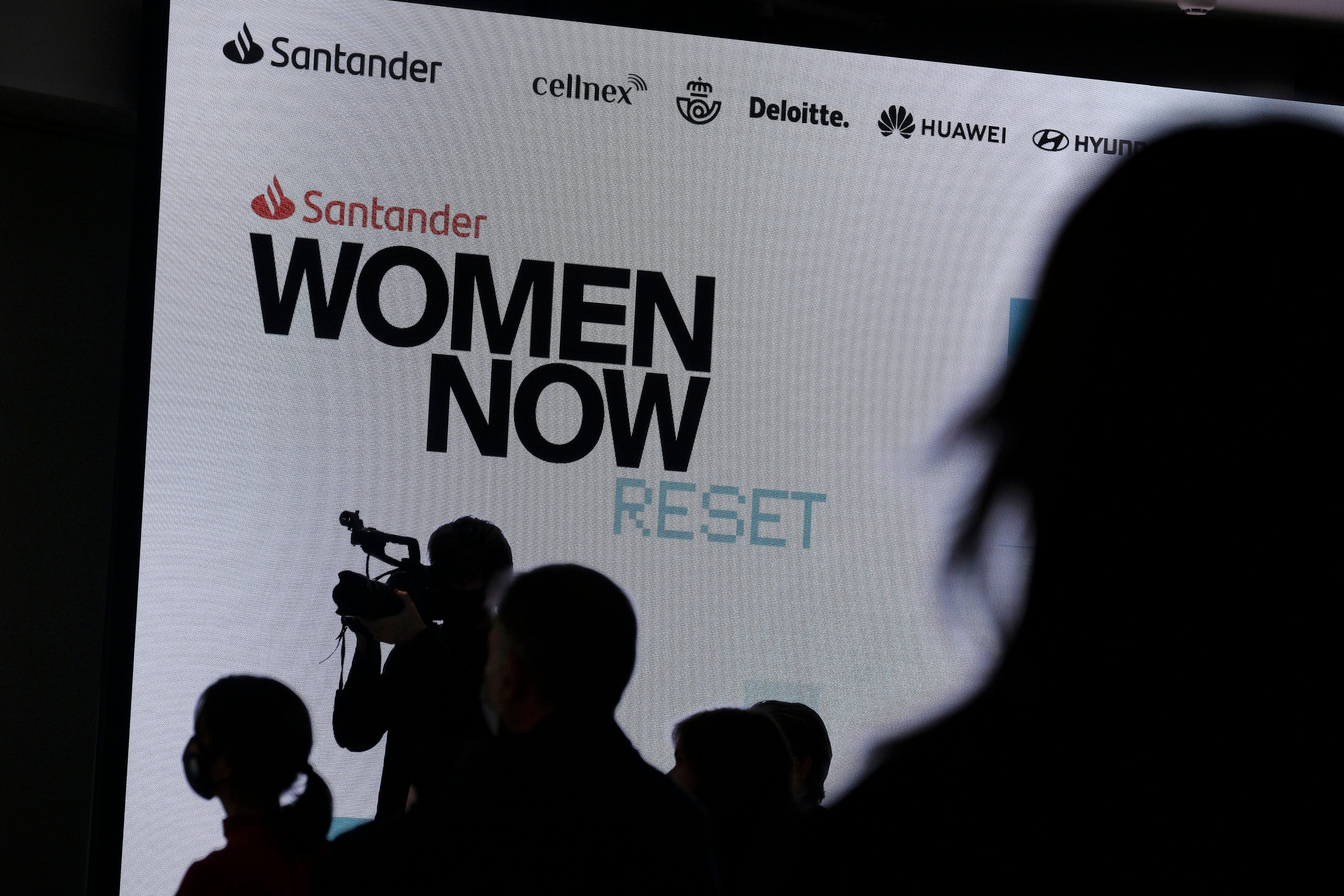 El Santander WomenNOW RESET, que organiza Vocento, es un congreso virtual que reune a prestigiosas personalidades para comenzar a construir un mundo sostenible y diverso, reinventar el empleo y descubrir nuevas formas de vivir, siempre con la mirada puesta en los retos y desafíos a los que se enfrentan las mujeres.