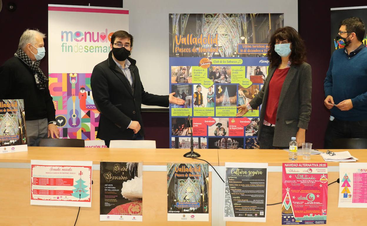 La Concejala de Cultura Ana Redondo , Alberto Bustos, Cincejal de Deportes y los Artistas, José Marìa Rivera y Ernesto Monsalve en la Presentación de la programación Navideña en la Casa de Cultura Revilla.