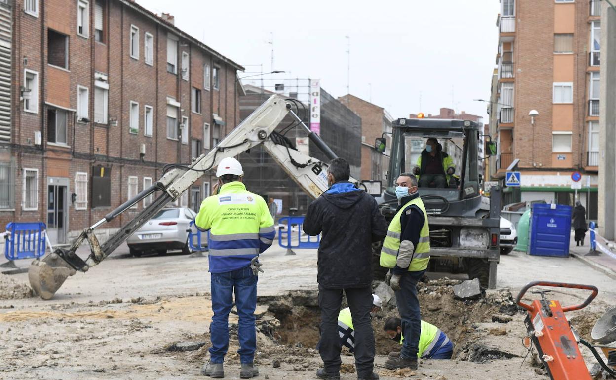 Los operarios de Aquavall trabajan en los arreglos de la calle Villalbáñez.